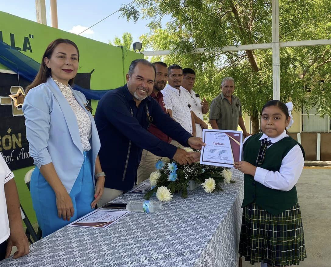 SIGUE FRANJ DE LEON AVILA, APOYANDO A LA EDUCACION 
A LA EDUCACION  EN GOMEZ FARIAS.TAMAULIPAS.